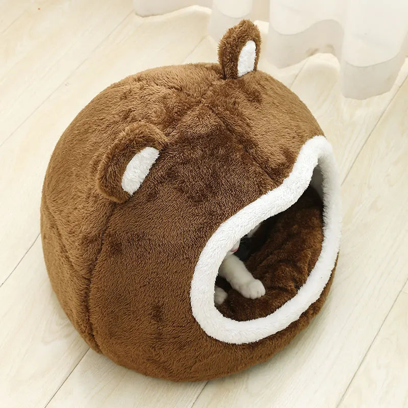Braunes Katzenbett aus Plüsch in Bärenform, gemütlich und warm, ideal für Haustiere.
