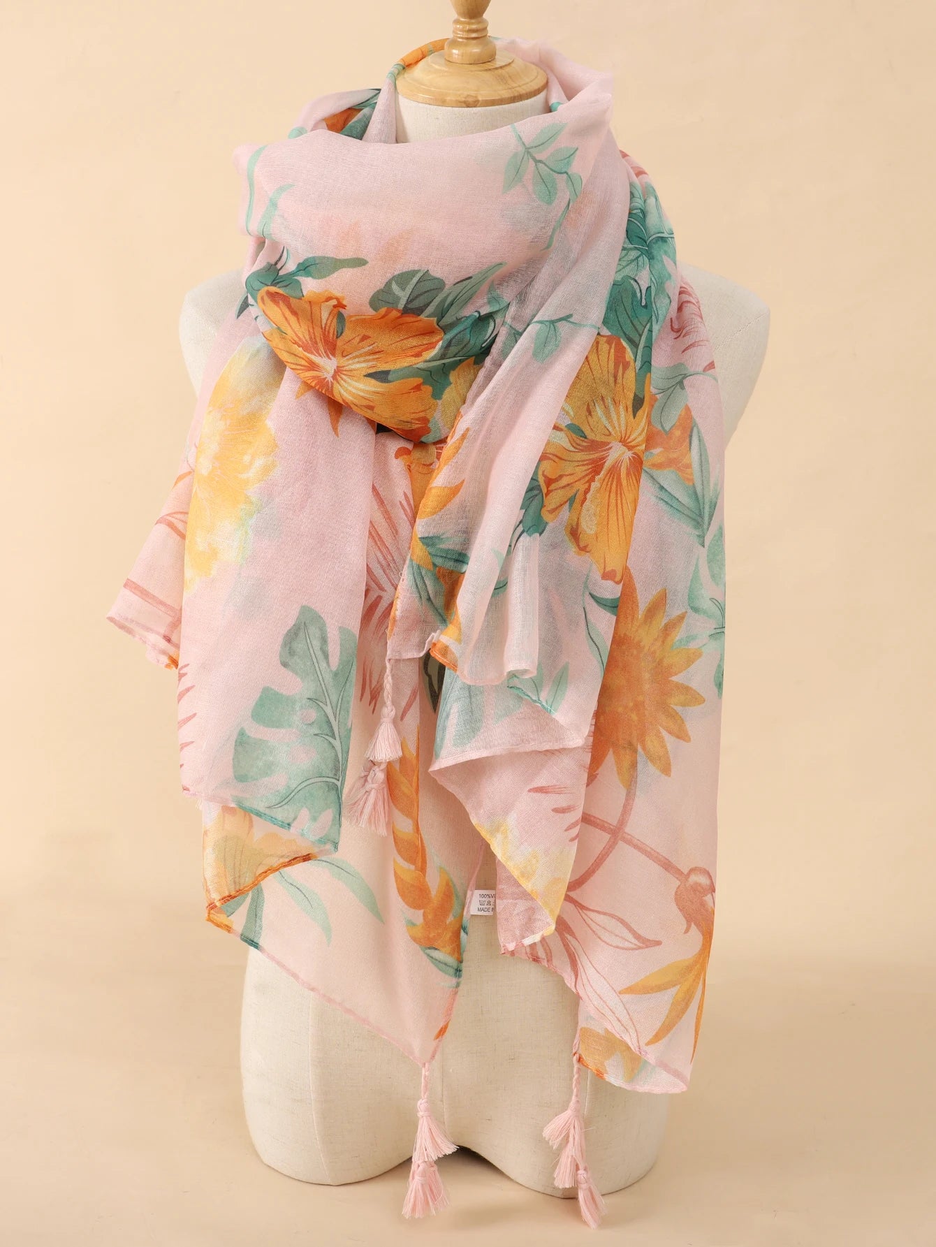 Rosa Schal mit Blumenmuster, ideal für Frühling und Sommer. Leichter, modischer Damen-Schal mit Quasten, perfekt als Accessoire.