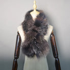 Luxuriöser Pelzschal aus Kunstfell in Grau und Schwarz, ideal für Wintermode. Weiches, stilvolles Accessoire für Damen. Perfekt für kalte Tage.