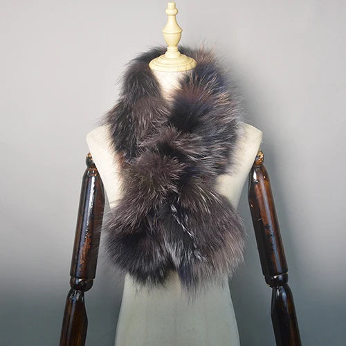 Luxuriöser Pelzschal aus Kunstfell in Grau und Schwarz, ideal für Wintermode. Weiches, stilvolles Accessoire für Damen. Perfekt für kalte Tage.