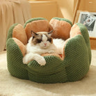 Katzenbett grün Plüsch, gemütlich, rund, für Haustiere, Schlafplatz, weiches Material, Wohnzimmer.