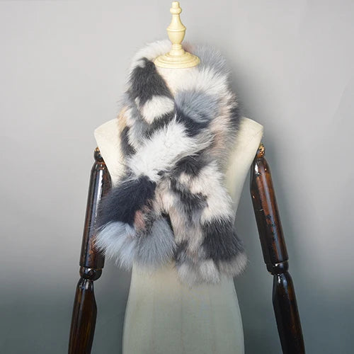 Luxuriöser Pelzschal in Grau und Weiß auf Schneiderpuppe, ideal für Wintermode. Hochwertige Accessoires, stilvoll und warm.