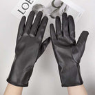 Schwarze Lederhandschuhe, elegant und stilvoll, ideal für Herbst und Winter. Perfekt für Modebewusste, die Komfort und Luxus schätzen.