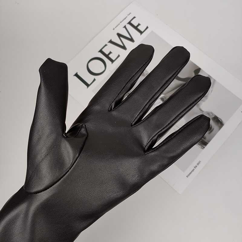 Schwarzer Lederhandschuh auf LOEWE-Magazin, stilvolles Accessoire, hochwertiges Material, Mode, Eleganz, zeitloses Design, Luxus.