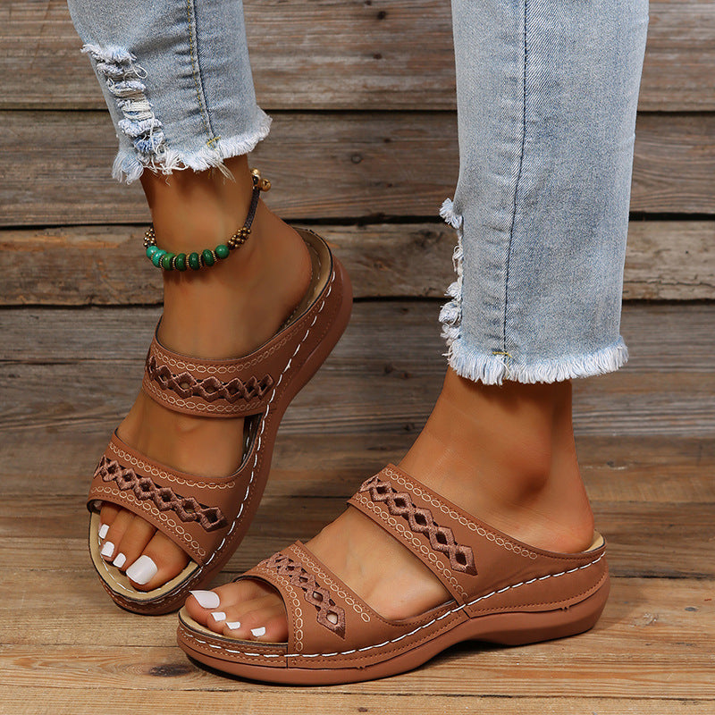 Damen Sandalen mit Keilabsatz, braun, aus Leder, mit Cut-Out-Design. Perfekt für Sommermode, bequem und stilvoll. Ideal für Freizeitoutfits.