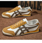Retro-Sneaker in Weiß und Braun mit Wildleder-Details, ideal für Herren. Bequeme Sportschuhe, perfekt für Freizeit und Alltag.