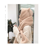 Flauschiger Kapuzen-Schal in Beige, ideal für kalte Tage. Modisches Accessoire, warm und kuschelig, perfekt für Herbst und Winter.
