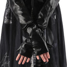 Schwarze Lederhandschuhe, elegant und stilvoll, kombiniert mit einem transparenten, bedruckten Kleid. Perfekt für modische, trendige Outfits.