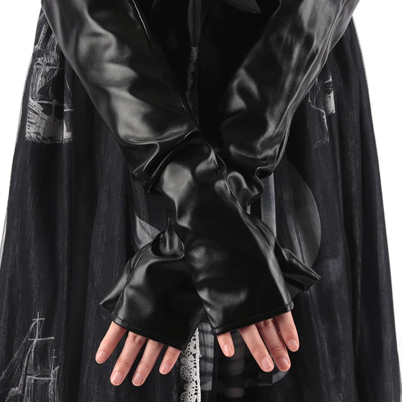 Schwarze Lederhandschuhe, elegant und stilvoll, kombiniert mit einem transparenten, bedruckten Kleid. Perfekt für modische, trendige Outfits.