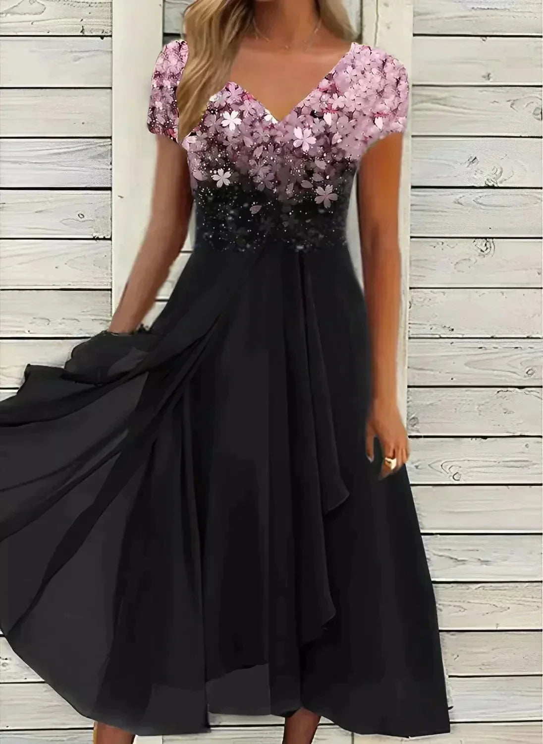 Elegantes schwarzes Kleid mit floraler Spitze, V-Ausschnitt und fließendem Rock. Perfekt für Abendveranstaltungen und besondere Anlässe.