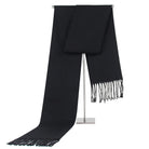 Eleganter schwarzer Schal aus Kaschmir mit Fransen, ideal für Herbst und Winter. Luxuriöses Accessoire für stilvolle Herrenmode.