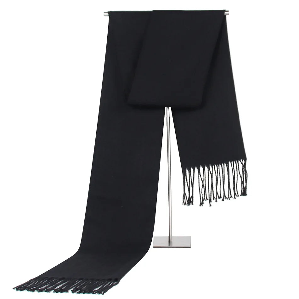 Eleganter schwarzer Schal aus Kaschmir mit Fransen, ideal für Herbst und Winter. Luxuriöses Accessoire für stilvolle Herrenmode.