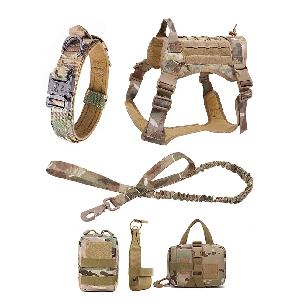 Tarnfarbenes Hundegeschirr-Set mit Leine, Halsband und Taschen für Outdoor-Aktivitäten.