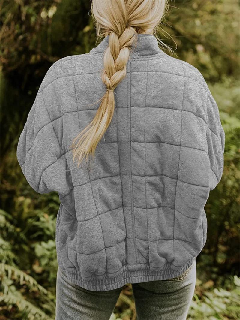 Damen Fleecejacke in Grau, gesteppte Optik, ideal für Outdoor-Aktivitäten. Bequeme, warme Jacke für Herbst und Winter. Hochwertige Materialien.