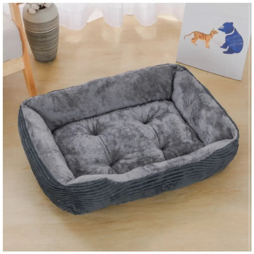 Graues Hundebett aus Plüsch, rechteckig, gemütlich, ideal für kleine Hunde, modernes Design.