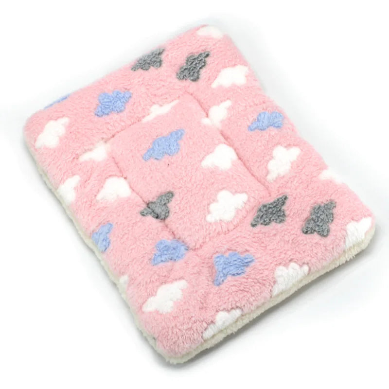 Rosa Hundebett mit Wolkenmuster, weiches Plüschmaterial, rechteckig, gemütlich und stilvoll.