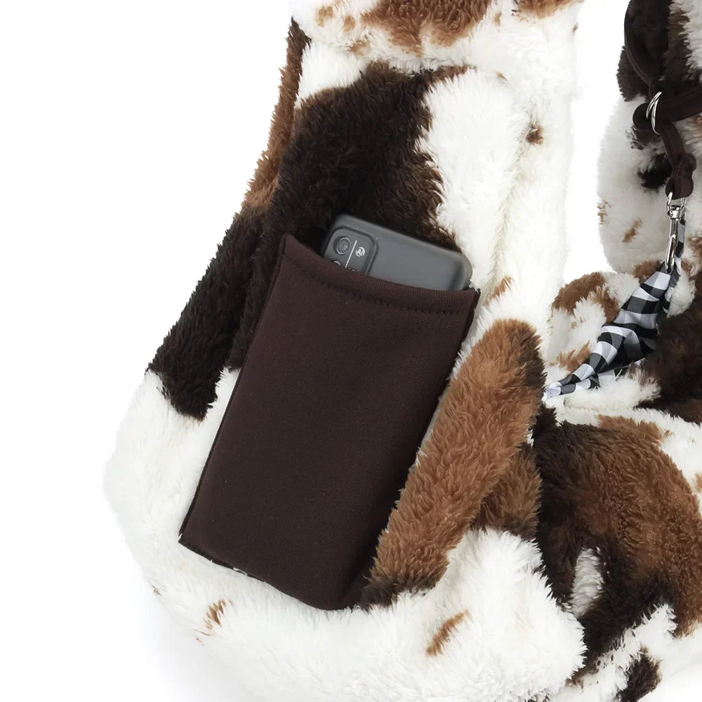 Kuschelige Kuhfell-Handtasche mit Smartphone-Tasche, braun-weiß, modisches Accessoire.