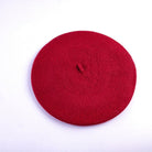 Roter Filz-Baskenmütze auf weißem Hintergrund, klassisches französisches Modeaccessoire, ideal für stilvolle Herbst- und Winteroutfits.