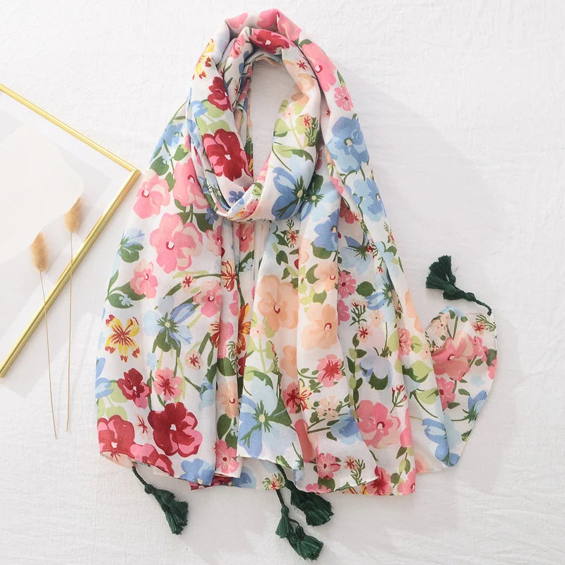 Bunter Blumenschal mit Quasten, ideal für Frühling und Sommer. Leichter, modischer Damenschal aus weichem Stoff, perfekt als Accessoire.