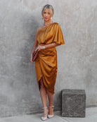 Elegantes, einseitiges, goldenes Satinkleid, ideal für Abendveranstaltungen. Perfekt kombiniert mit Clutch und High Heels für stilvolle Auftritte.