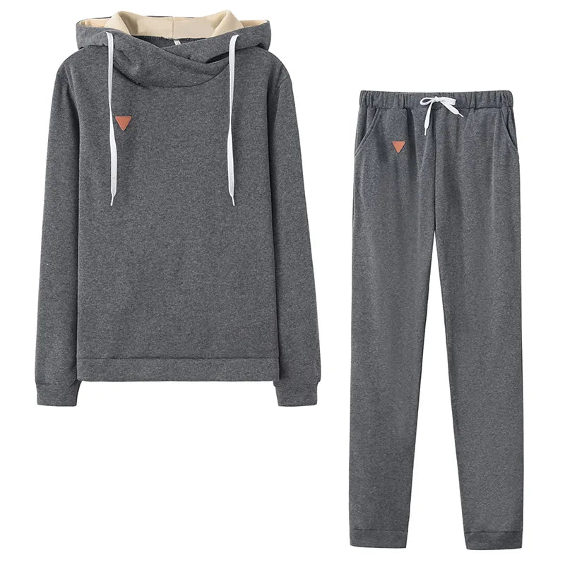 Graues Kapuzenpullover-Set mit Kordelzug und Jogginghose, ideal für Freizeit und Sport. Bequemes Material, modisches Design, unisex.