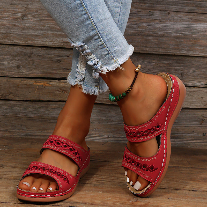 Rote Sandalen mit zwei Riemen, handgefertigt, bequem, ideal für Sommermode. Perfekt kombiniert mit Jeans. Damen-Sommerschuhe, trendig.