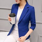 Frau in blauem Blazer hält Kaffeebecher. Elegante Businessmode, Damenblazer, Bürooutfit, stilvolle Kleidung, modische Damenbekleidung.