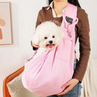 Frau trägt weißen Hund in rosa Hundetragetasche, bequemes Design, Haustiertransport, Baumwolle.