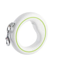 Weißer, runder Hundeleinenhalter mit grünem Akzent, ergonomisches Design, Metallkarabiner.