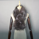 Luxuriöser, grauer Kunstpelzschal auf Schneiderpuppe, ideal für Wintermode. Flauschig, stilvoll und vielseitig einsetzbar für elegante Outfits.