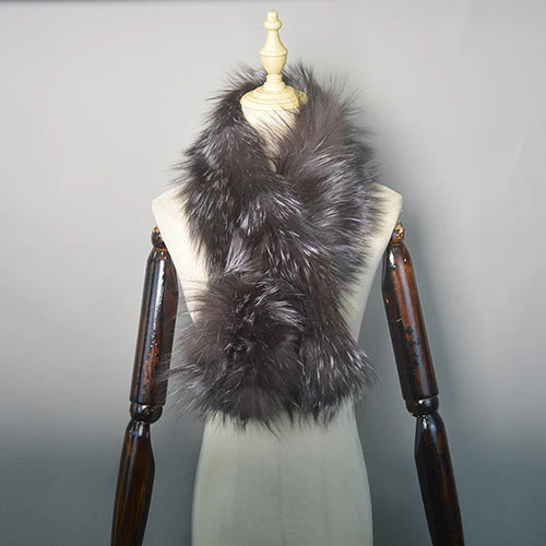 Luxuriöser, grauer Kunstpelzschal auf Schneiderpuppe, ideal für Wintermode. Flauschig, stilvoll und vielseitig einsetzbar für elegante Outfits.