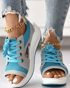 Damen-Sneaker-Sandalen in Blau und Grau mit Keilabsatz, atmungsaktivem Mesh und Schnürung, ideal für Sommermode und bequeme Freizeitkleidung.