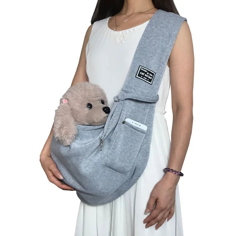 Frau mit grauer Hundetragetasche, Plüschhund, Smartphone-Tasche, bequemes Design.