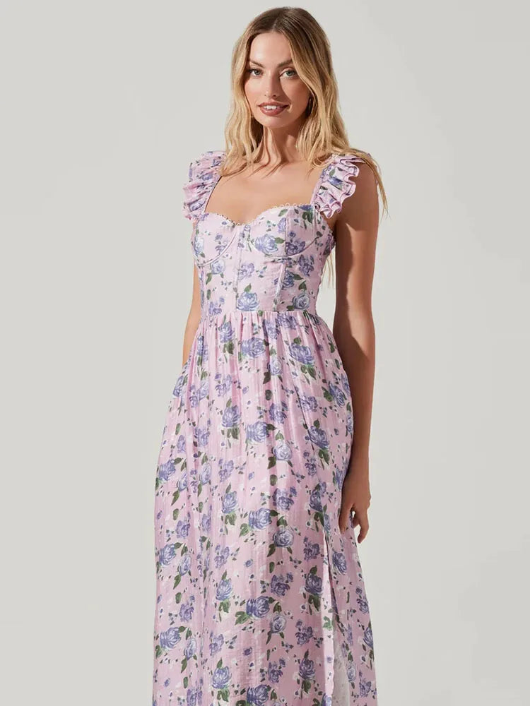 Langes, geblümtes Sommerkleid in Pastellfarben mit Rüschenärmeln. Perfekt für elegante Anlässe und modische Freizeitlooks.