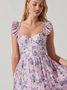 Damen-Sommerkleid mit lila Blumenmuster, Rüschenärmeln und herzförmigem Ausschnitt. Perfekt für elegante Anlässe und Freizeitmode.