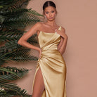 Elegantes, goldfarbenes Abendkleid mit asymmetrischem Ausschnitt und hohem Beinschlitz, ideal für formelle Anlässe und glamouröse Events.