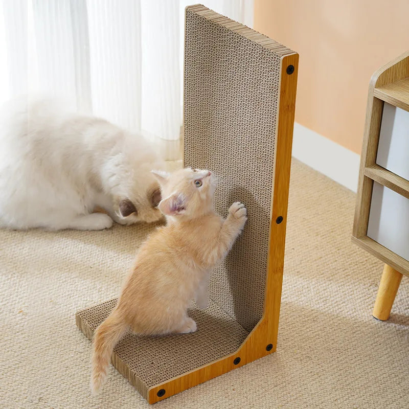 Katzenkratzbrett aus Holz und Sisal, vertikal, mit spielendem Kätzchen, beige Teppichboden.