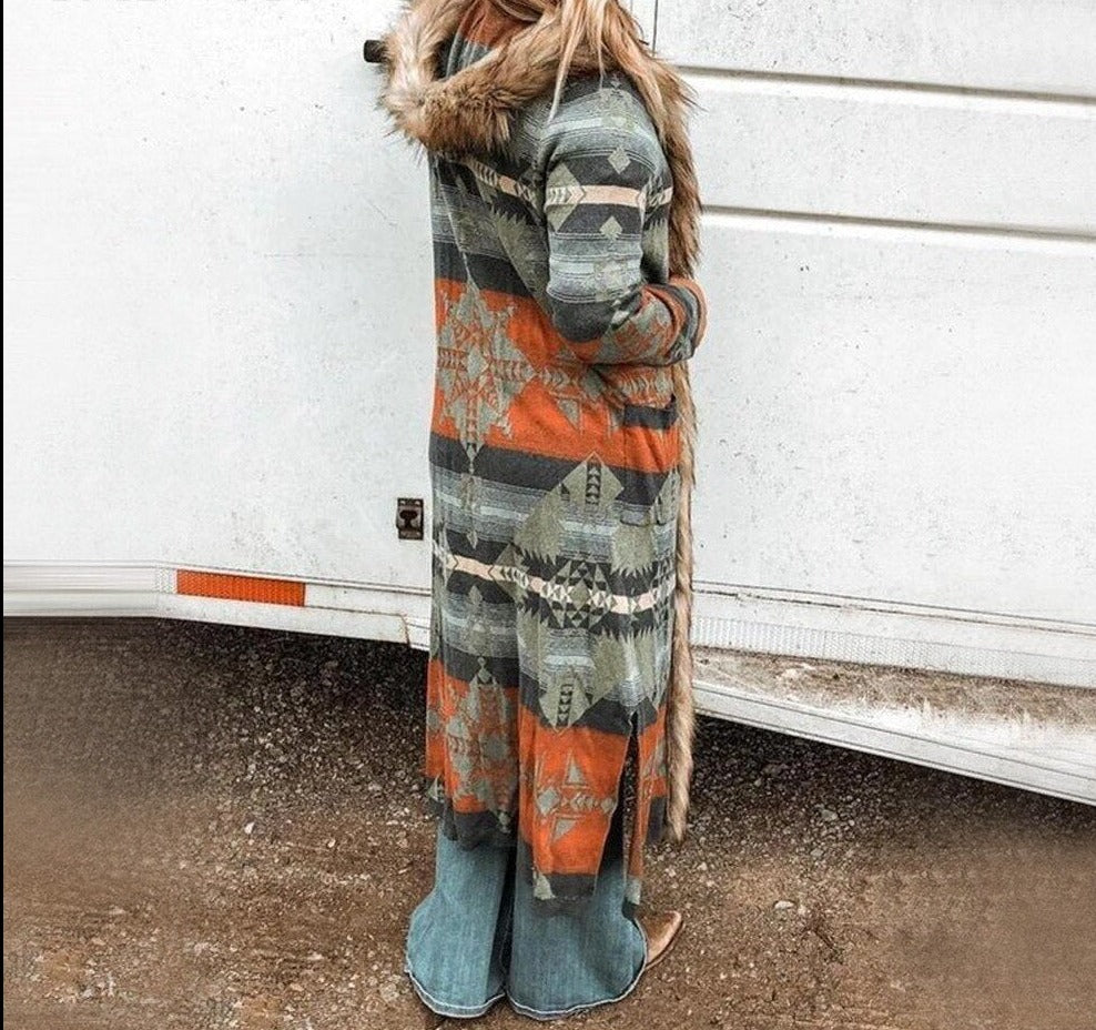 Damenmantel mit Ethno-Muster und Kunstfellkragen, ideal für Herbstmode. Langer, stilvoller Mantel in Erdtönen, perfekt für trendige Outfits.