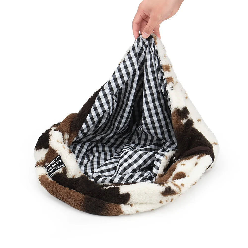 Katzenbett aus Plüsch, braun-weiß, kariertes Innenfutter, gemütlich, waschbar.