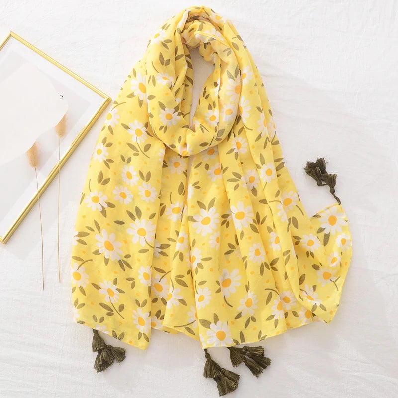 Gelber Schal mit Gänseblümchenmuster und Quasten, ideal für Frühling und Sommer. Modisches Accessoire, leicht und vielseitig tragbar.