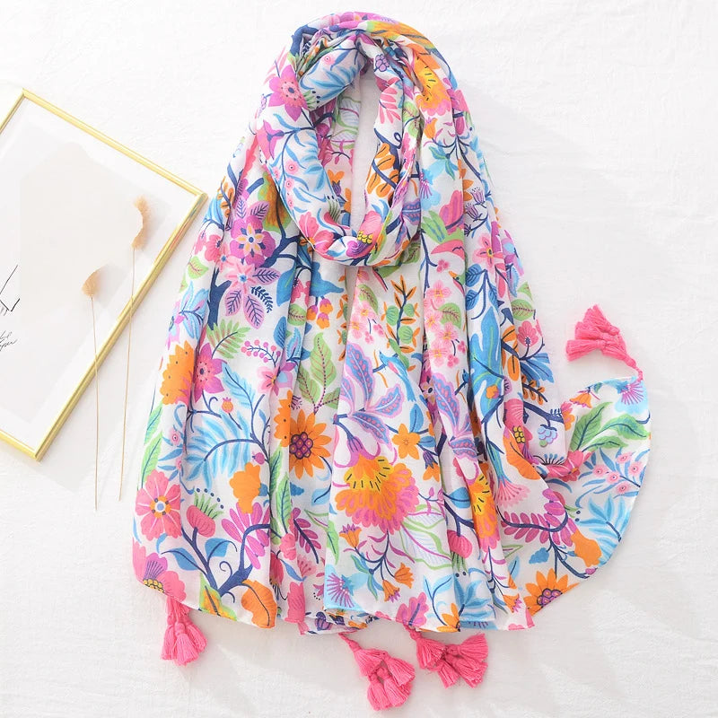 Bunter Schal mit floralen Mustern und Quasten, ideal für Frühling und Sommer. Modisches Accessoire, das jedes Outfit aufwertet.