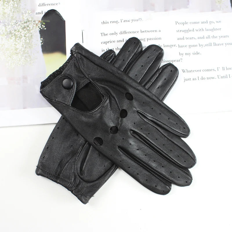 Schwarze Lederhandschuhe mit Knopfverschluss, stilvoll und elegant, ideal für Autofahrer. Hochwertiges Material, perfekter Sitz, zeitloses Design.