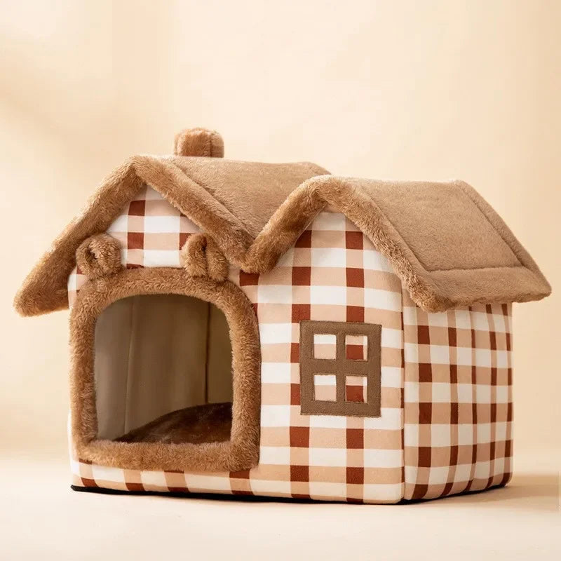 Kariertes Hundebett Hausform, braun-weiß, weiches Plüschmaterial, gemütlicher Schlafplatz.