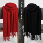 Luxuriöse Kaschmirschals in Rot und Schwarz, weich und stilvoll, perfekt für die kalte Jahreszeit. Hochwertige Modeaccessoires für Damen und Herren.