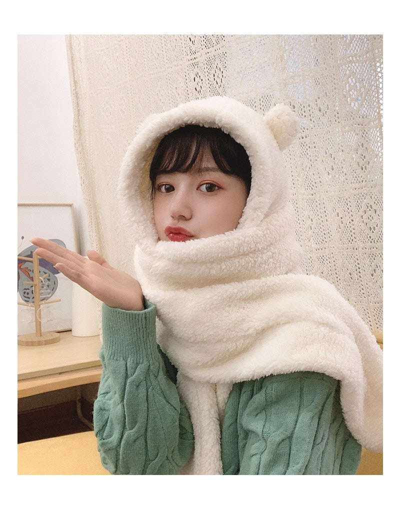 Flauschiger weißer Kapuzen-Schal mit Bärenohren, getragen von einer Person in grünem Pullover. Perfekt für Wintermode und gemütliche Outfits.