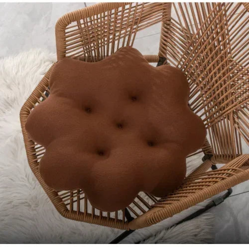 Braunes, blumenförmiges Sitzkissen auf Rattanstuhl, modernes Design, Wohnzimmerdekoration.