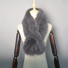 Grauer Kunstpelzschal auf Schneiderpuppe, luxuriöses Accessoire, modisch, warm, ideal für Wintermode, stilvoller Look, hochwertig.