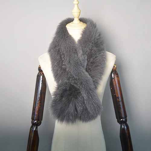 Grauer Kunstpelzschal auf Schneiderpuppe, luxuriöses Accessoire, modisch, warm, ideal für Wintermode, stilvoller Look, hochwertig.