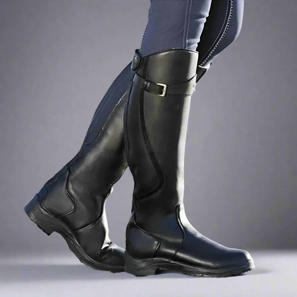 Schwarze Reitstiefel aus Leder, elegant und robust, ideal für Reitsport und Outdoor-Aktivitäten. Perfekte Passform und hoher Tragekomfort.
