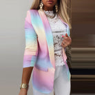 Farbverlauf Blazer Damen, pastellfarben, elegant, modisch, langärmelig, ideal für Büro und Freizeit, kombiniert mit Spitzenbluse und weißer Hose.